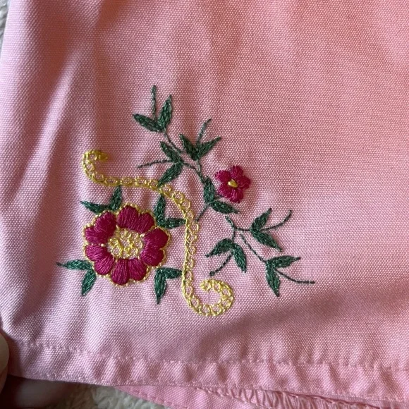 Vintage “C’est joli” brand pink shorts w embroidered flowers, Sz S - Picture 2 of 7
